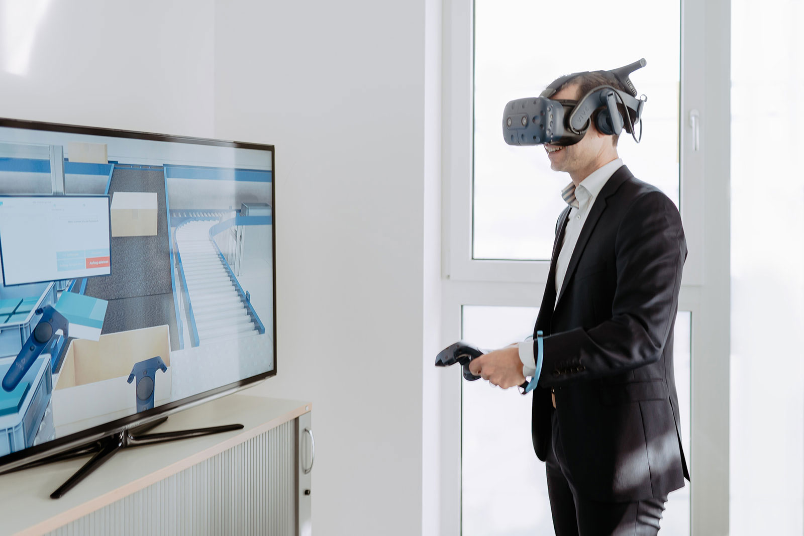 Mitarbeiter trägt eine VR-Brille und probiert das virtuelle Picking System