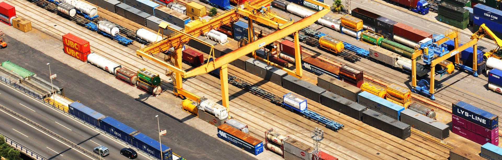 Vogelperspektive eines Güterbahnhofes mit Wagons und LKWs