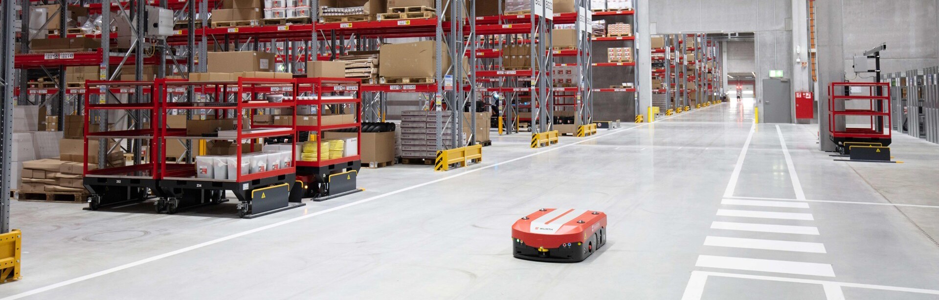Transport der Kommissionier-Wägen in der Logistikhalle