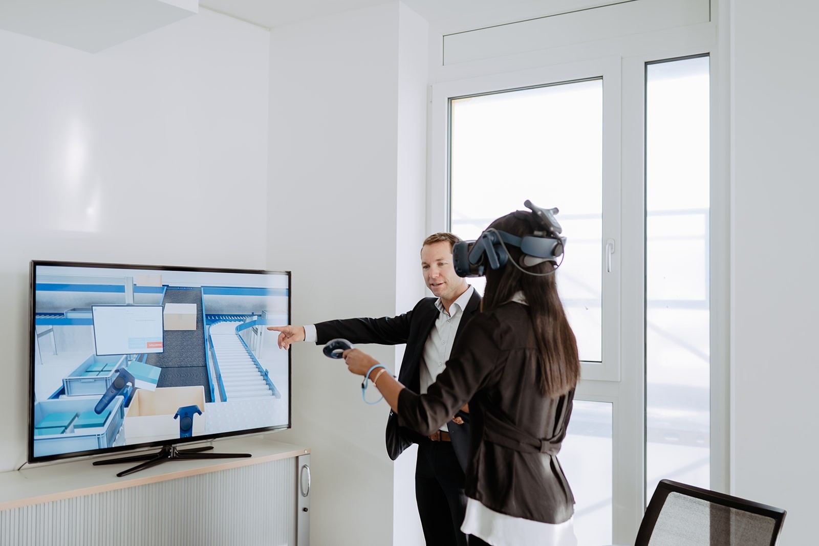 Mitarbeiterin mit VR-Brille im virtuellen Picking-System