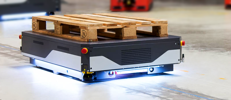 Hochautonomer Transportroboter mit einer Palette
