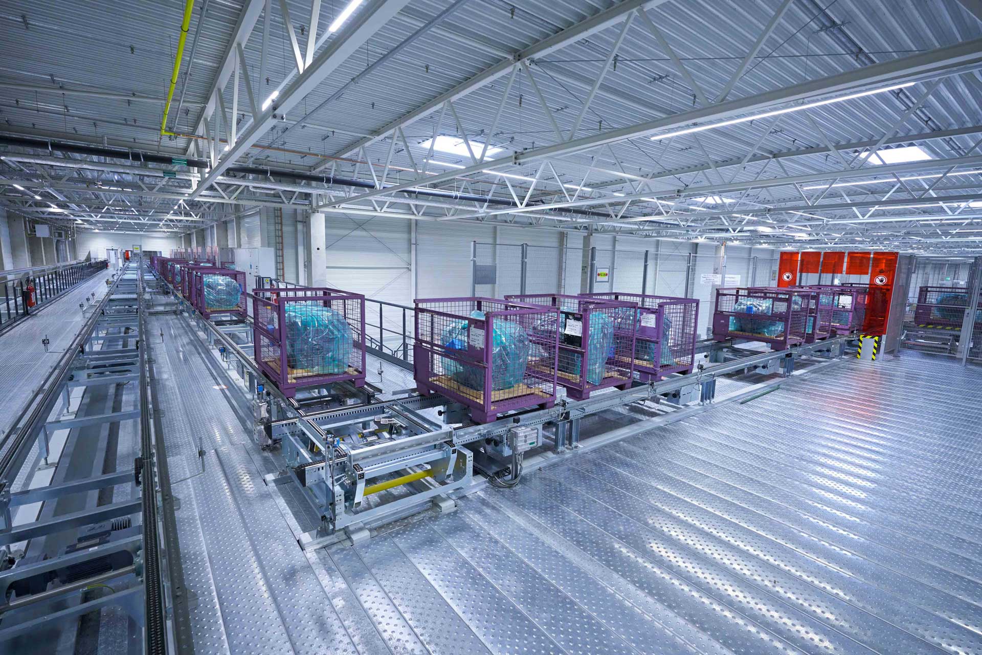 Transportboxen mit Autoteilen in einer Lagerhalle