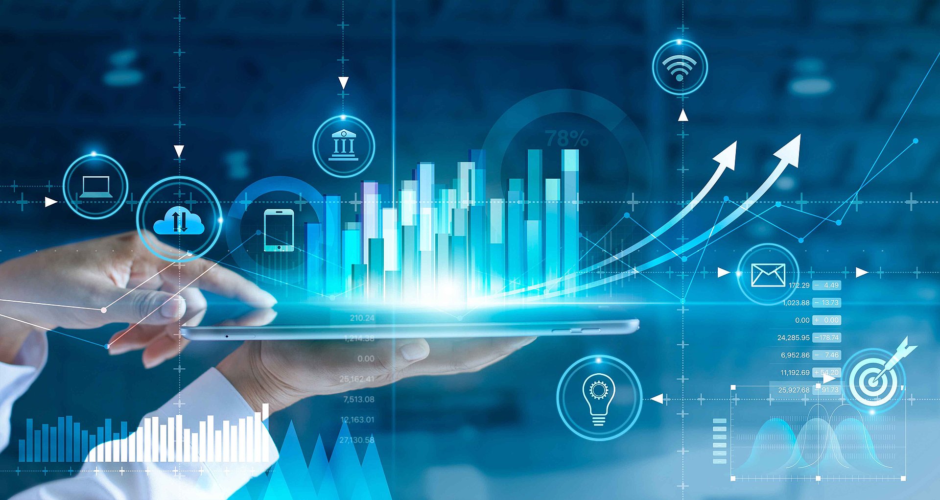 Hand mit Tablet, mit animierten Diagrammen und Icons zu Cloud Analytics 