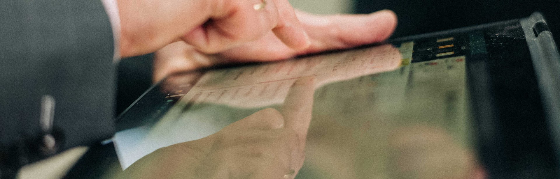 Nahaufnahme einer Hand, die auf einem Tablet tippt