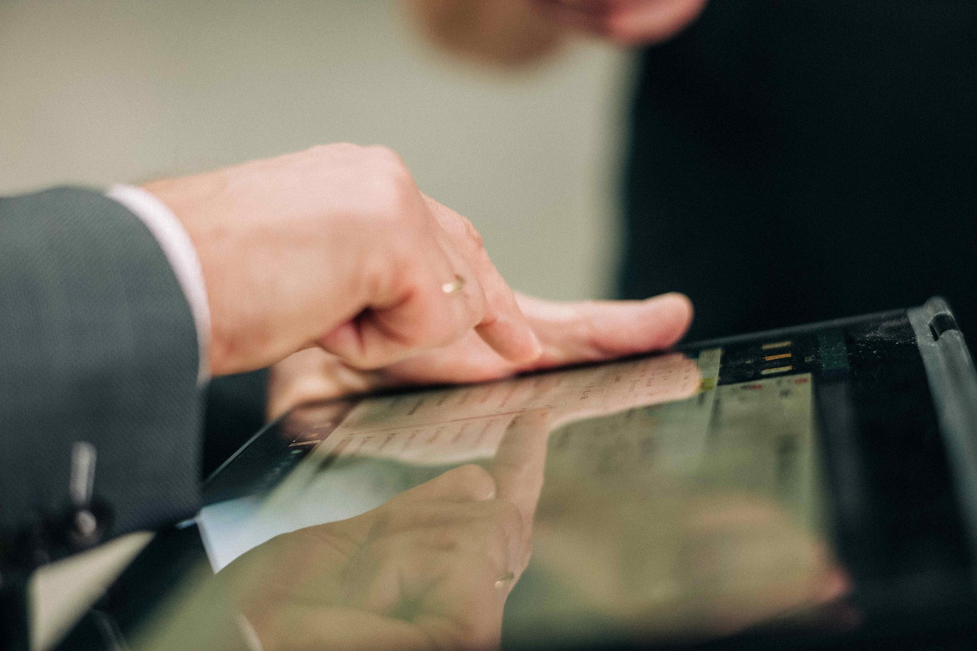 Nahaufnahme einer Hand, die auf einem Tablet tippt