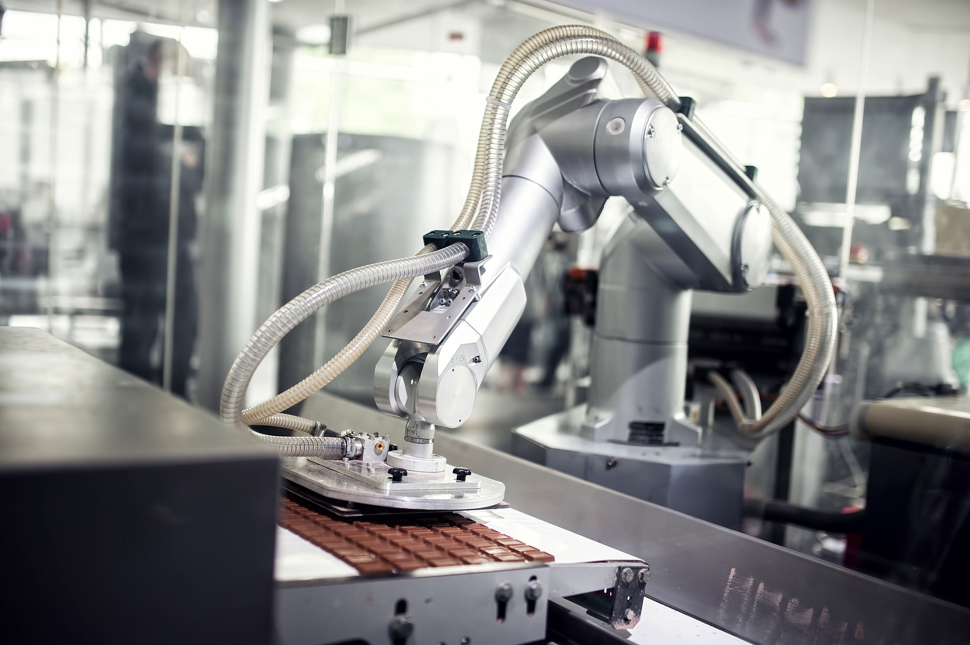 Roboterarm bei der Produktion von Schokolade