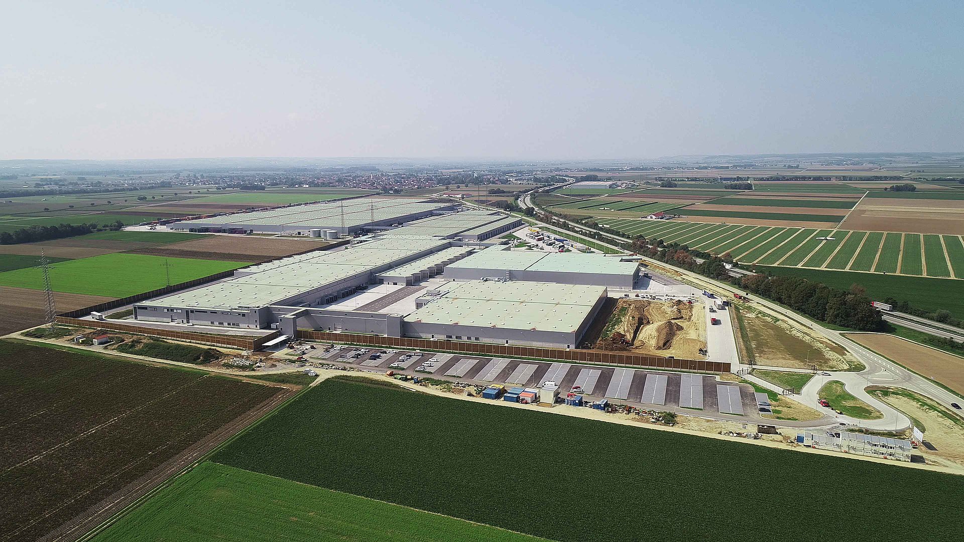 Vogelperspektive auf das BMW-Logistikzentrum in Wallersdorf