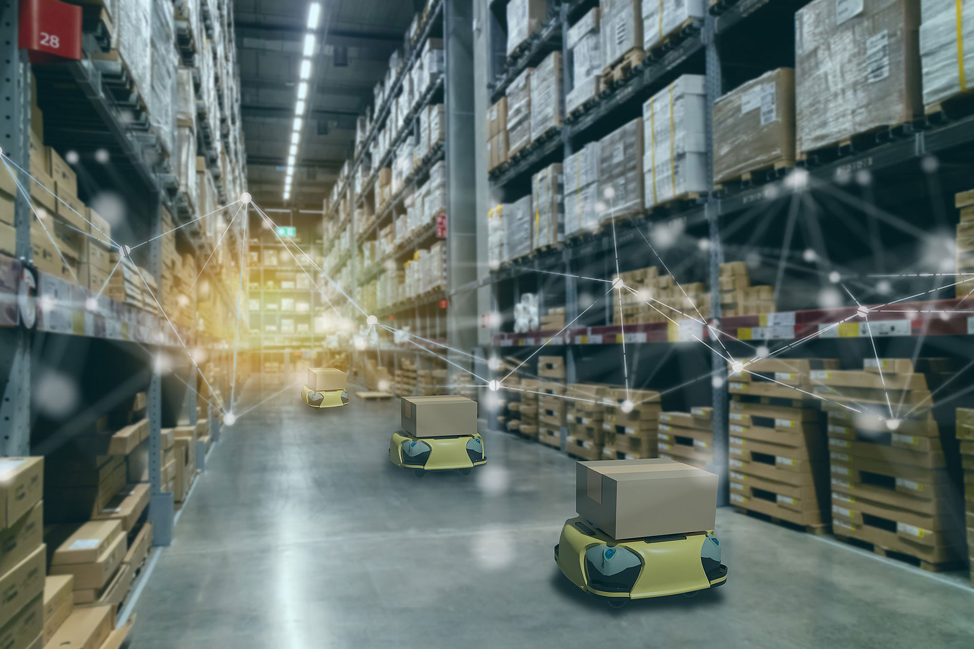 Roboter transportieren Pakete durch eine Lagerhalle 