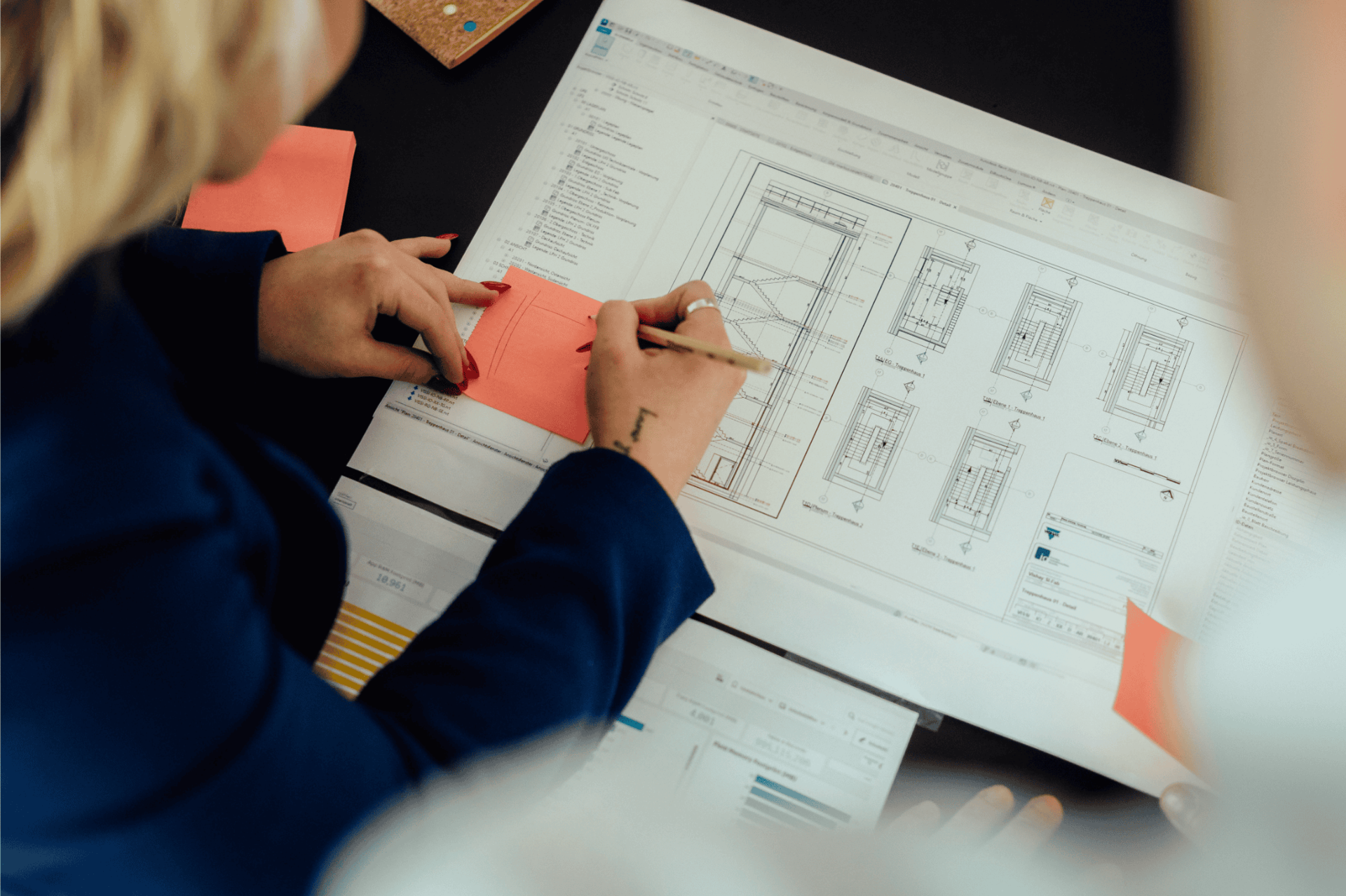 Detailreiche Architekturzeichnungen und Notizen