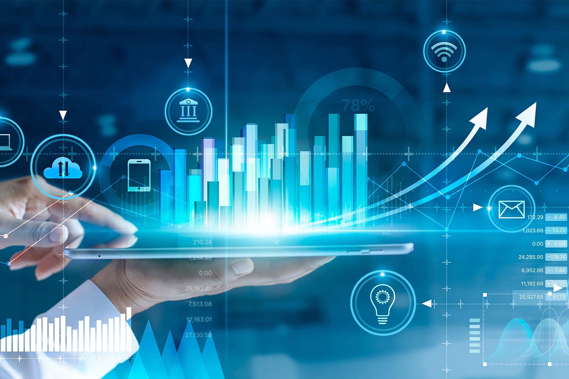 Hand mit Tablet, mit animierten Icons und Balkendiagrammen für moderne Analysen und KI 
