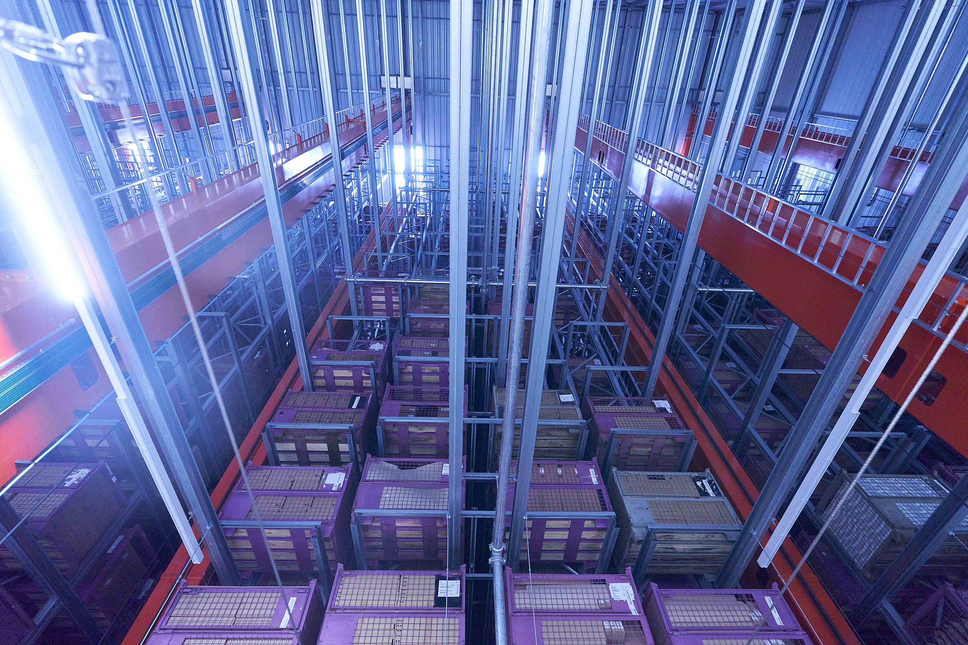 Einblick in ein Hochregallager-System