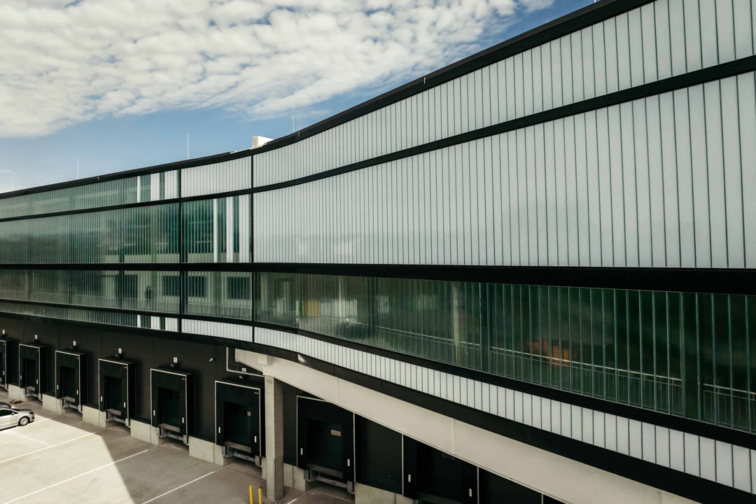 Blick von außen auf den neuen Besucherskywalk von Weidmüller