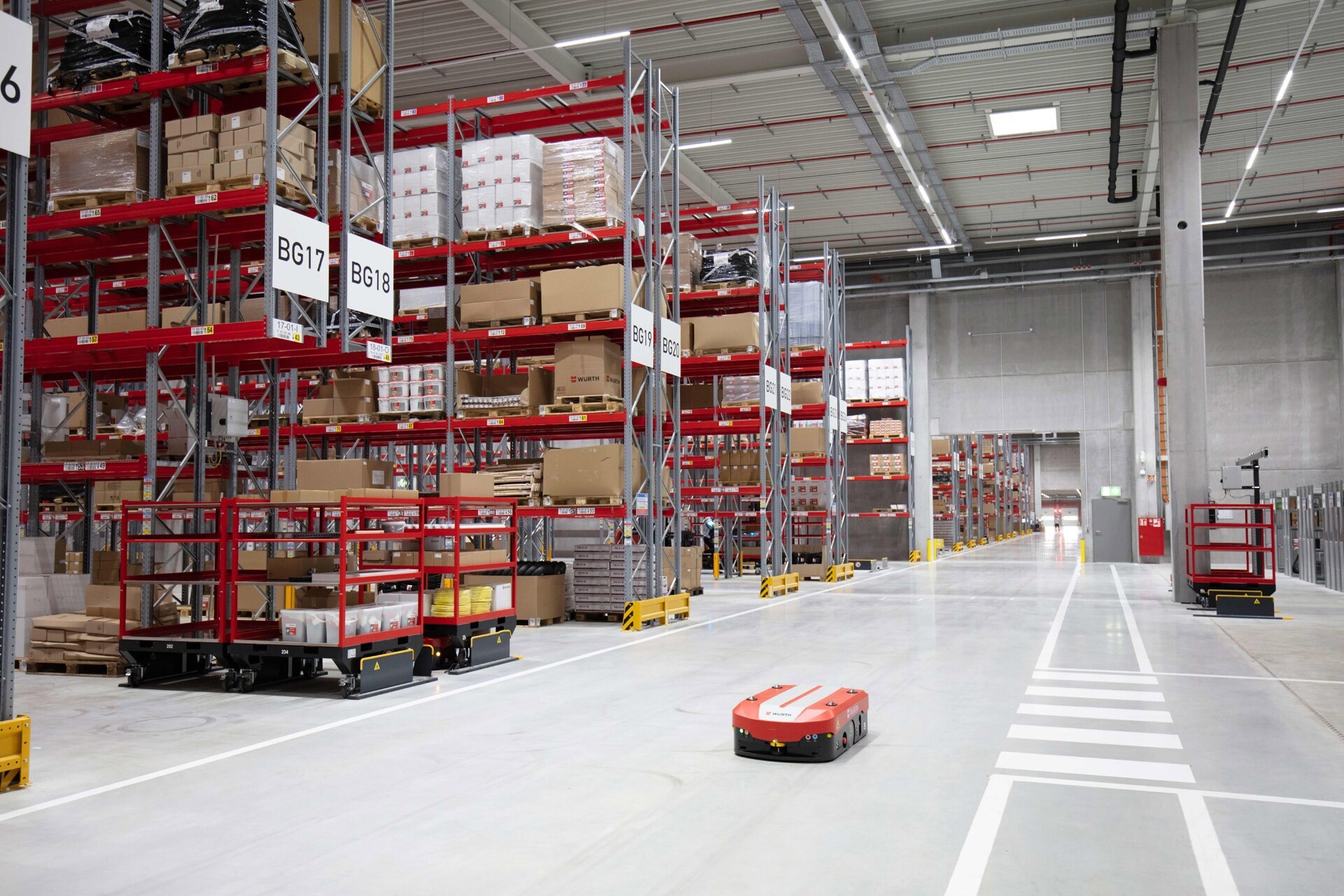 Transport der Kommissionier-Wägen in der Logistikhalle